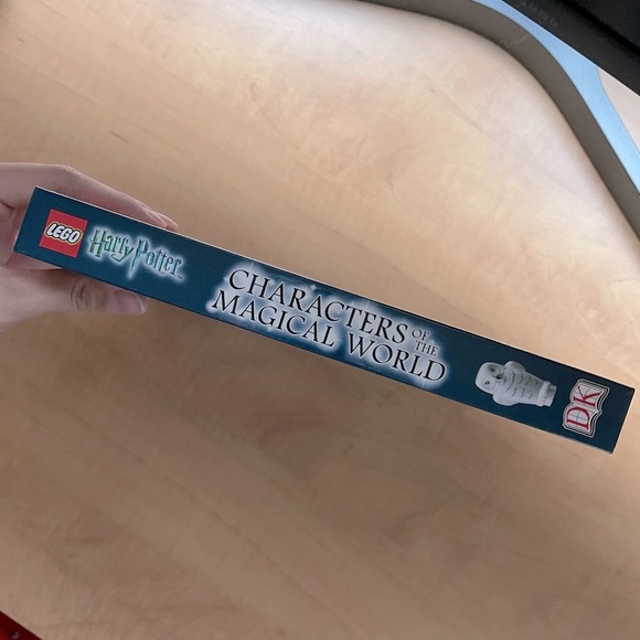 BWT HARRY POTTER LEGO MINIFIGURE BOOK - Picture 4 of 6